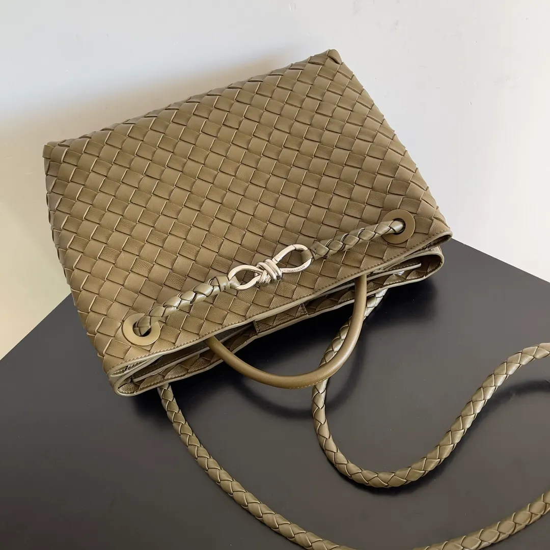 The 2023 new Andiamo batch of 2260 BV has been shipped‼ ️Really popular🔥The new Andiamo woven handbag launched by Bottega Veneta this season is really popular all over the world! ! Celebrities at home and abroad have worn it, and Oscar-winning actress Michelle Yeoh has taken it out on the street. Song Jia, Trai Yara, Yu Feihong, Sanji Ayaka, Rosie Hunting-Whiteley, Yoshioka Riho, etc. have all picked up this bag. It is classic and versatile, showing off its temperament, and the bag capacity is also large, which is very convenient for daily commuting! ! A variety of carrying methods, the shoulder straps can be adjusted by yourself, the original lambskin feels soft and delicate, and the unisex style breaks the gender boundaries and brings a more practical and long-lasting use experience. Andiamo, which has both elegant and casual styles, perfectly interprets the true appearance of "fashionable old money style". Style number: 743572 Size: 32*24*12